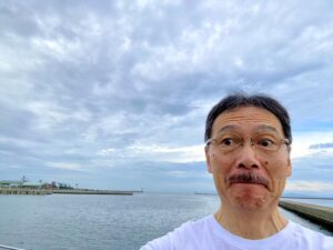 今日はずっと薄曇りの淡路島でした夕方に海までお散歩に行きました。ヤシの木があると、リゾ…