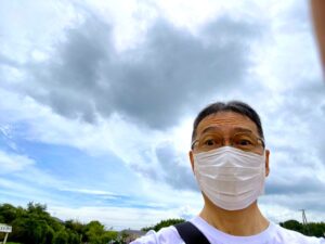 今日は雲の隙間から晴れ間が見える感じの淡路島でした近所の産直へ買い出しに日本蜂蜜売って…